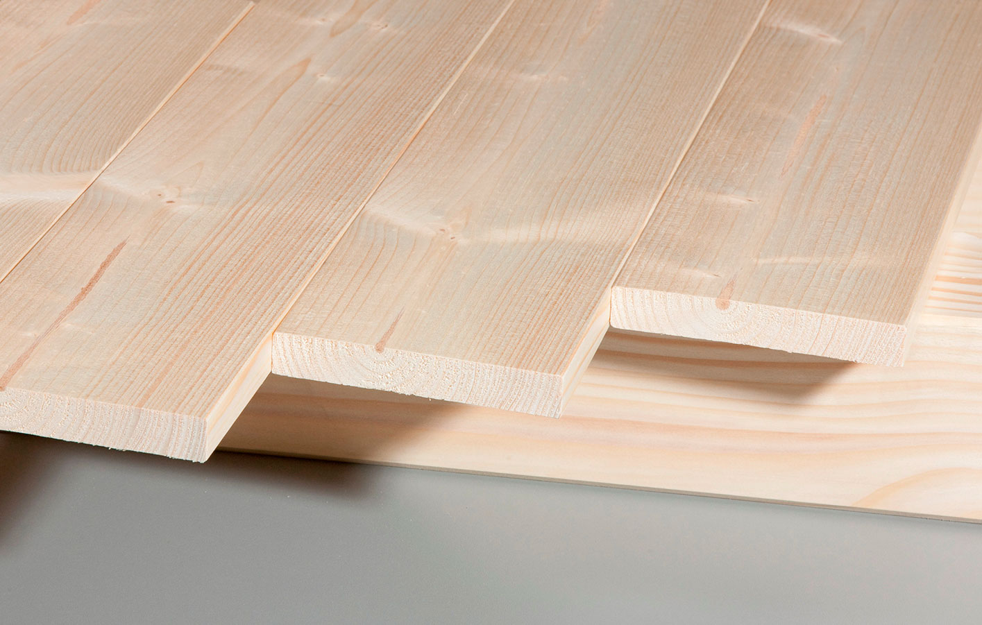 Profilbretter aus hellem Holz mit Nut und Feder in Nahaufnahme