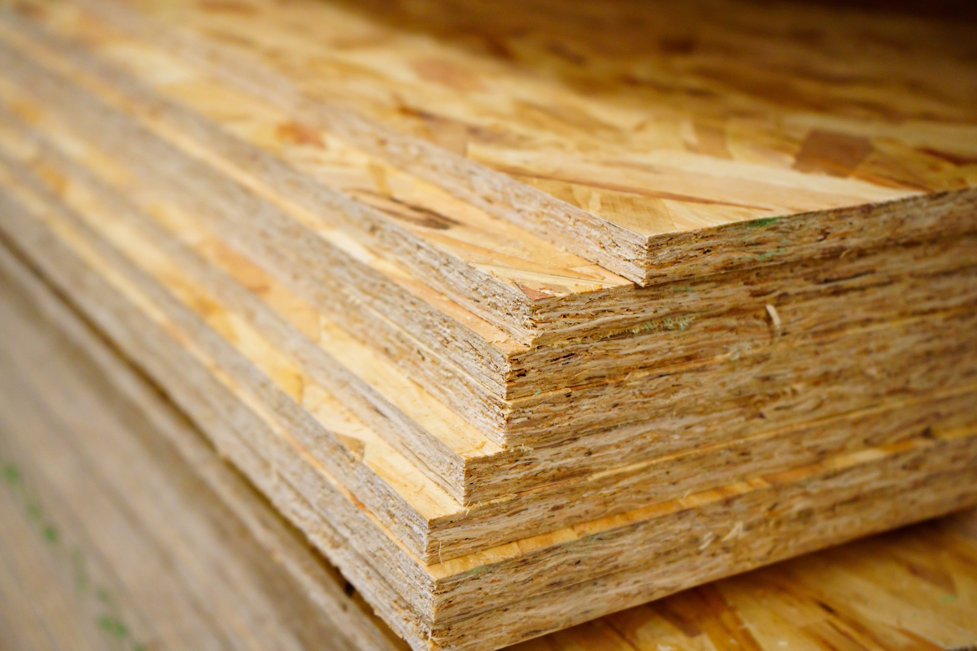 Plattenwerkstoffe im Stapel, OSB-Platten mit sichtbaren Kanten in Nahaufnahme