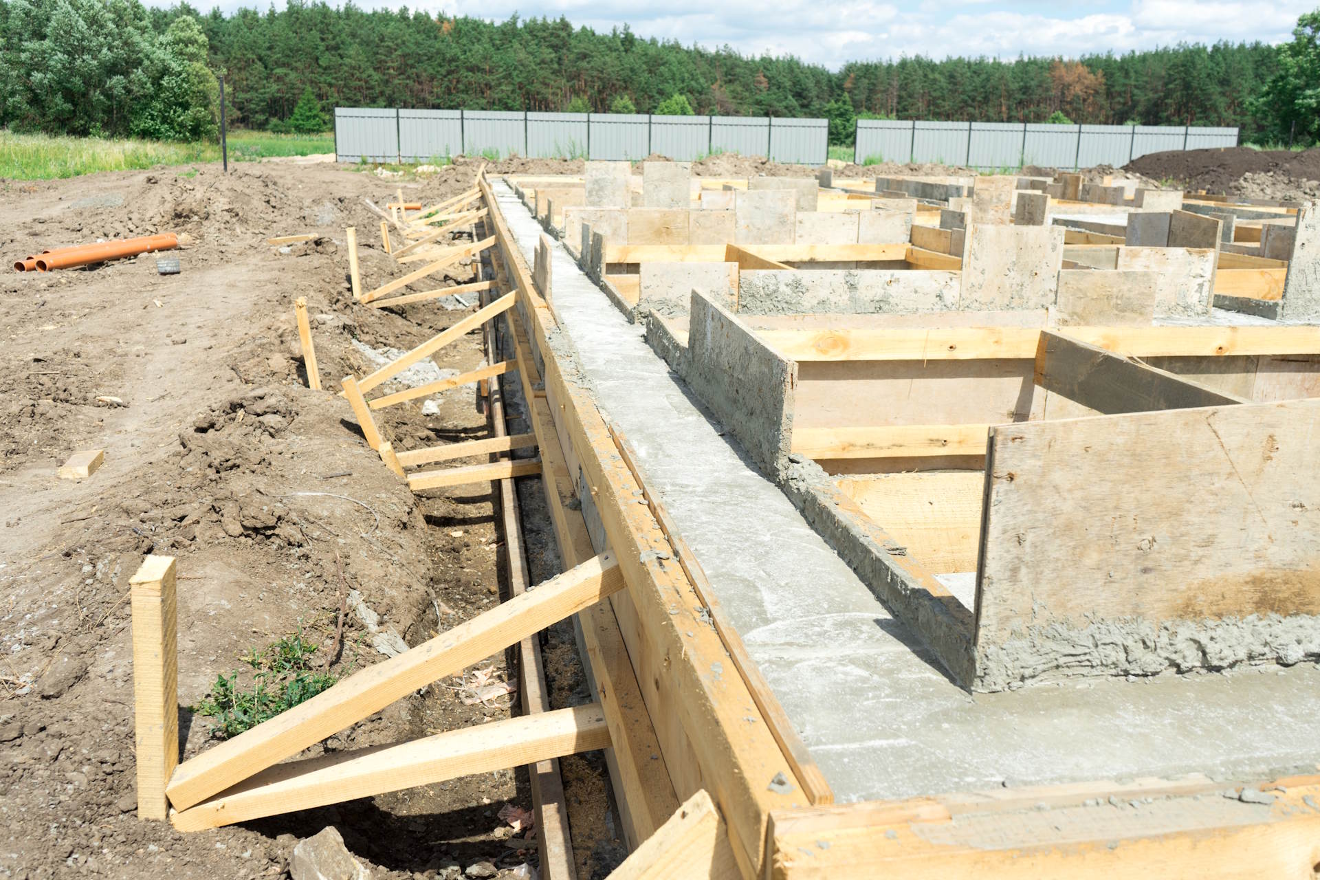 Schalungsbretter als Fundamentschalung auf einer Baustelle, eingeschalter Streifen vor dem Betonieren