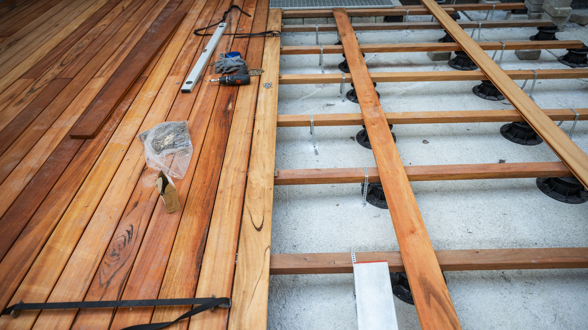 Terrasse im Bau: Terrassendielen auf Unterkonstruktion aus Lagerhölzern, teilweise verlegt