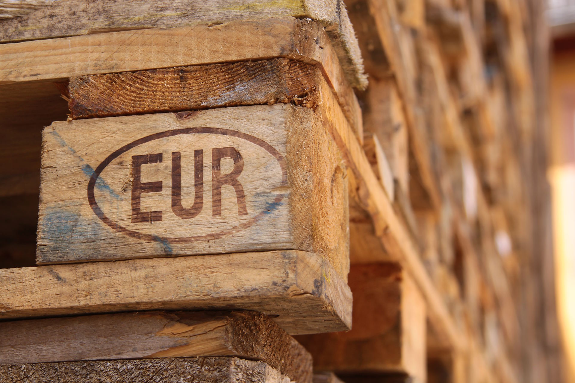 Europalette in Nahaufnahme mit eingebranntem EUR-Zeichen am Klotz