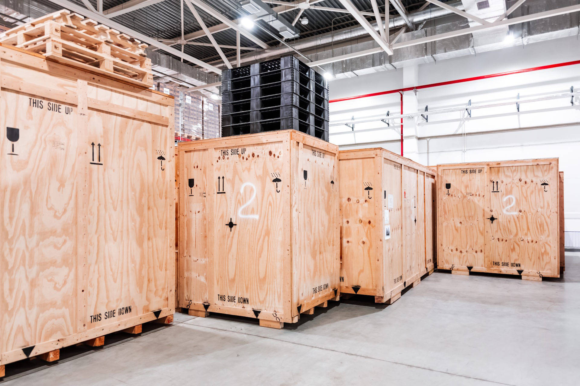 Exportkisten aus Holz für See-, Luft- und Landfracht, bereitgestellt in einer Lagerhalle