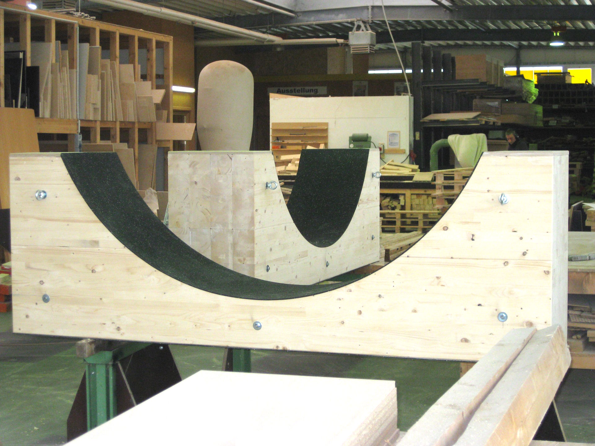 Auflagebock aus Holz mit halbrunder Aufnahme für zylindrische Bauteile