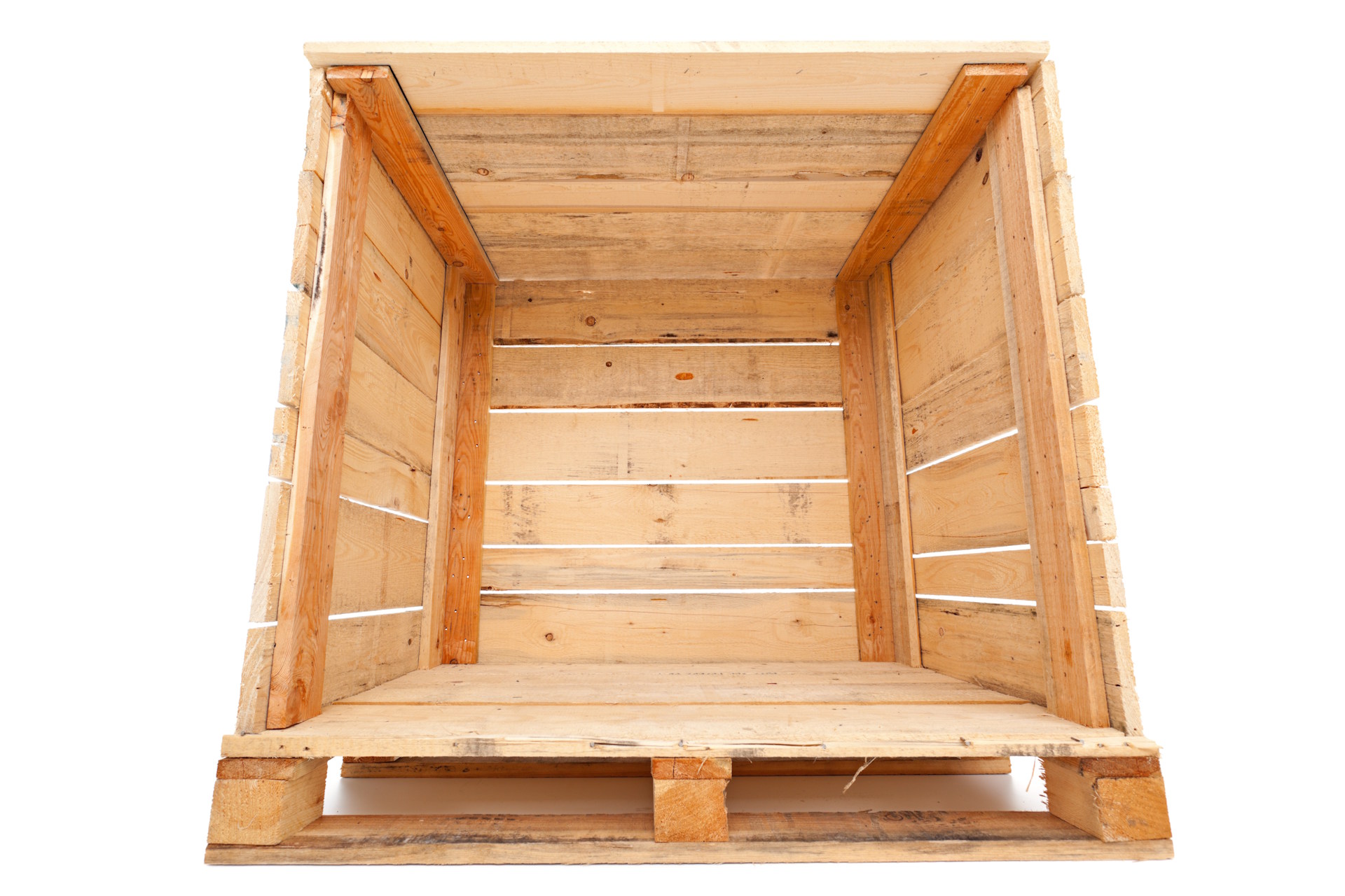 Holzverpackung nach Maß: offener Verschlag aus Holz auf Kufen, gefertigt für eine Einzelsendung