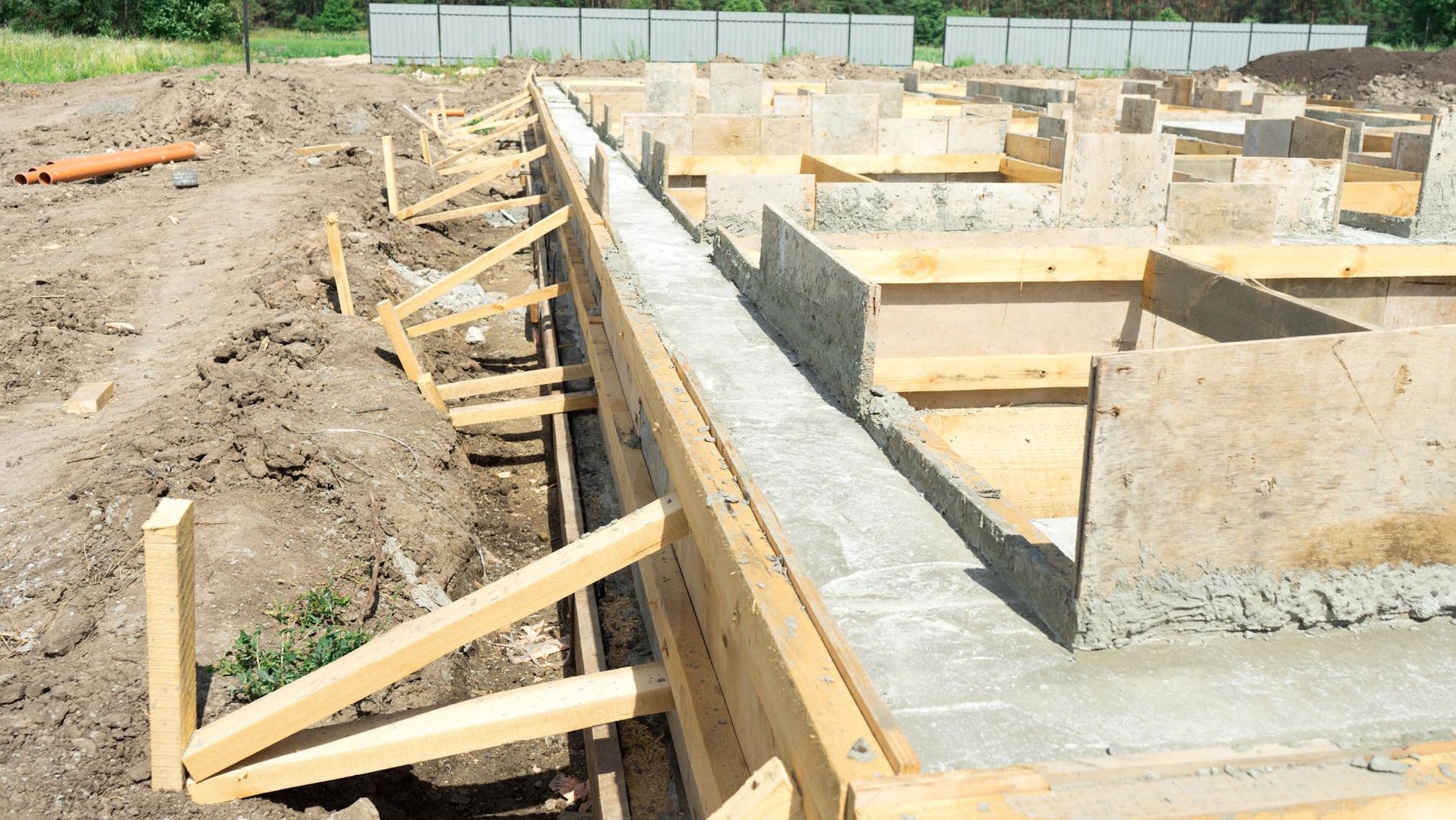 Schalungsbretter als Fundamentschalung in einer Baugrube
