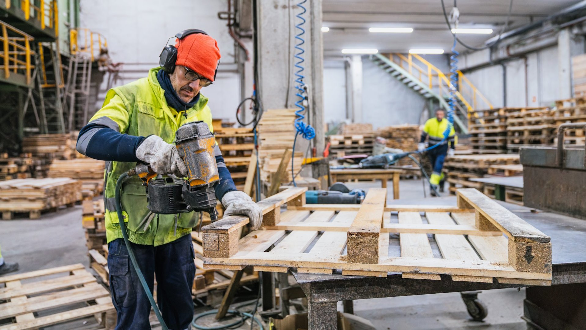 Industrieverpackungen aus Holz: Fertigung von Holzpaletten und Transportkisten in der Werkhalle