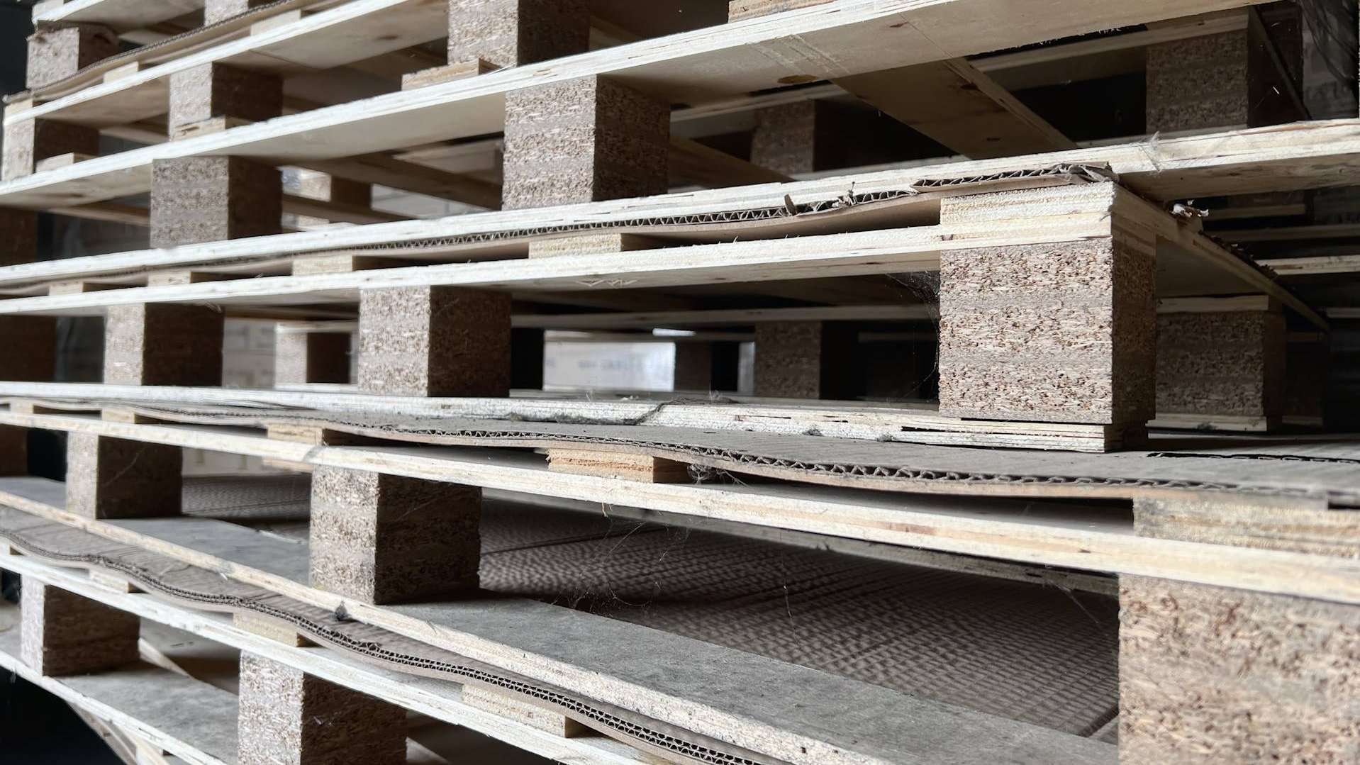 Transportgestell aus Holz: Auflagebock mit ausgesägten Aufnahmen für Bauteile