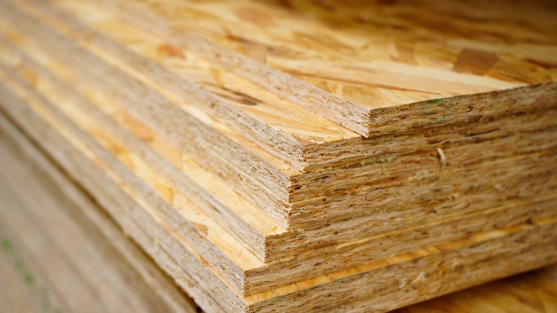 Holzwerkstoffplatten im Stapel mit sichtbaren Kanten