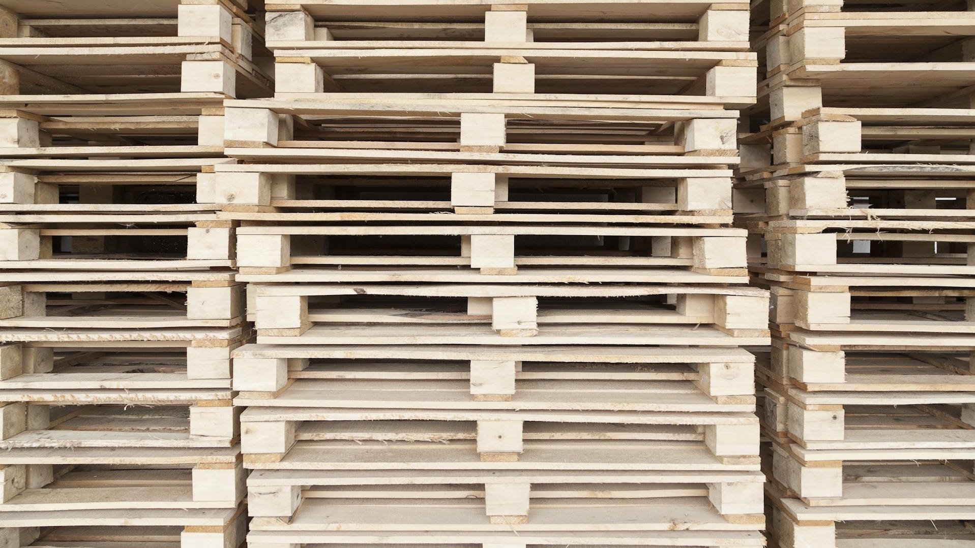Einwegpaletten aus Holz, gestapelt und bereit für den Versand