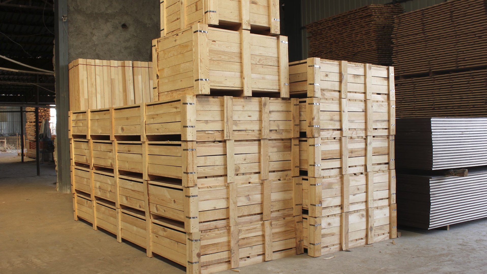 Transportkisten und Verschläge aus Holz, gestapelt für den Warentransport