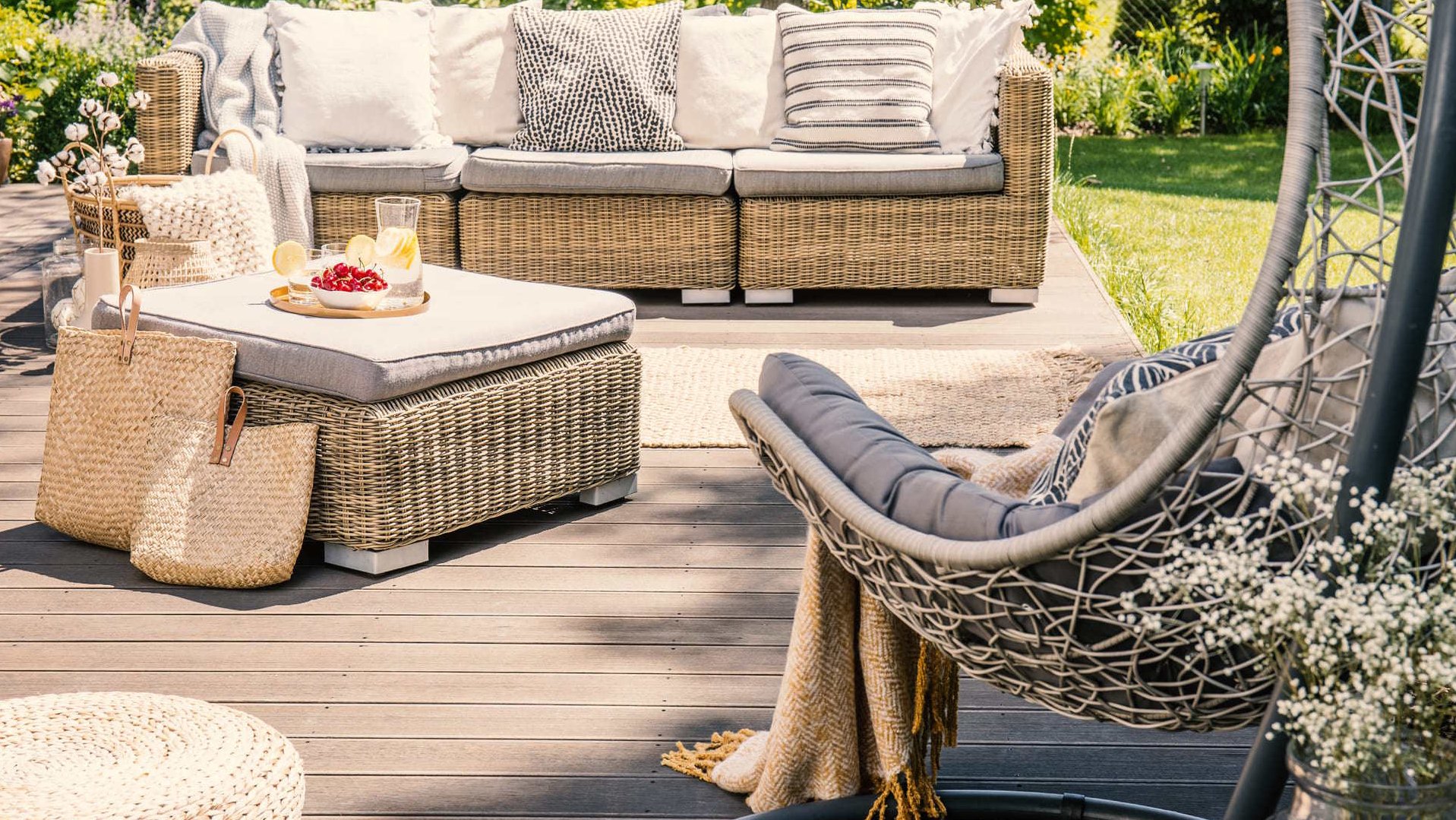 Gartenholz: Holzterrasse aus Terrassendielen mit Lounge-Möbeln im Garten